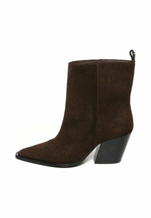 Stivaletto in suede marrone scuro con punta appuntita e tacco a blocchetto nero inclinato su sfondo bianco.
