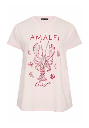T-shirt rose clair avec un homard rouge, des coquillages, des tranches de citron et le texte "AMALFI Coast" imprimés sur le devant.