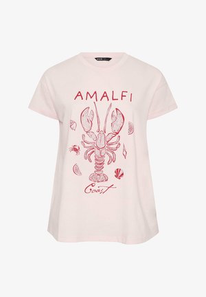 Vaaleanpunainen T-paita, jossa etupuolella punainen hummeri, simpukat, sitruunaviipaleet ja teksti "AMALFI Coast".