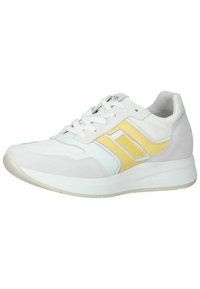 Hvid sneaker med lysegrå ruskind og gule detaljer, der har en rund tå, snørrelsesdesign og profileret gummisål.