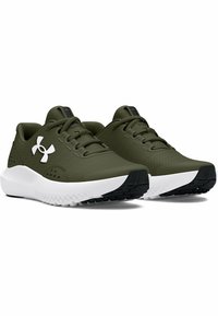 Baskets de sport vert olive avec tissu en maille, semelle intermédiaire blanche et semelle extérieure en caoutchouc noir. Les caractéristiques comprennent un système de laçage et un logo bien visible.