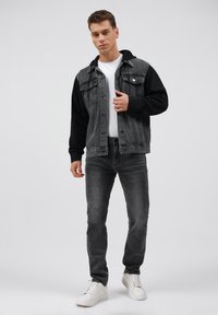 Pier One Traper jakna - washed black charcoal sleeves
