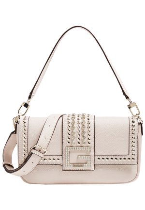 Weiße Lederschultertasche von Guess mit mit Nieten besetzten Strassverzierungen und einer großen Strass-"G" Logo-Schnalle auf der vorderen Klappe.