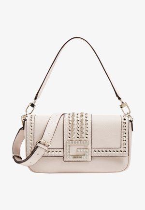 Weiße Lederschultertasche von Guess mit mit Nieten besetzten Strassverzierungen und einer großen Strass-"G" Logo-Schnalle auf der vorderen Klappe.