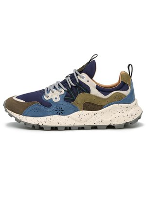 Multicolore sneaker med blå, brun og creme paneler. Har en tekstureret overdel, plettet sål og fremtrædende snørebåndsdetaljer.