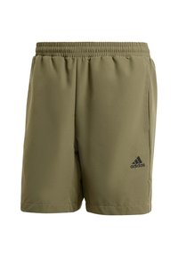 Olivgrüne Shorts aus leichtem Material, mit einem elastischen Bund und einem schwarzen Adidas-Logo auf der linken unteren Seite.