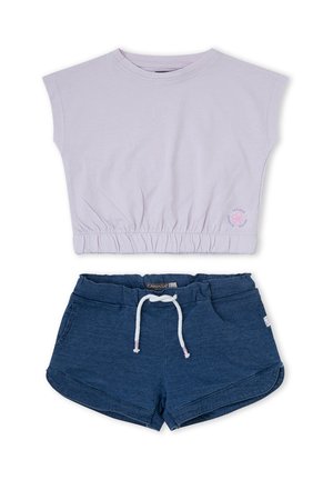 Top corto sin mangas de color lila claro con dobladillo elástico, combinado con pantalones cortos azul marino con cordón, cintura elástica y bolsillos.