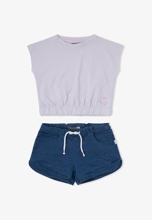 Top corto sin mangas de color lila claro con dobladillo elástico, combinado con pantalones cortos azul marino con cordón, cintura elástica y bolsillos.