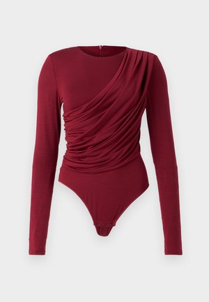 Pitkähiha bodysuit tummanpunaisena, jossa on roikkuvaa kangasta, avonainen kaula-aukko ja napitus alaosassa, valmistettu pehmeästä joustavasta materiaalista.