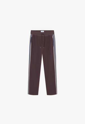 Pantaloni de trening în nuanța vișiniu, cu talie elastică și șnur ajustabil. Prezintă dungi laterale în nuanța crem și albastru. Textură netedă, croială lejeră.