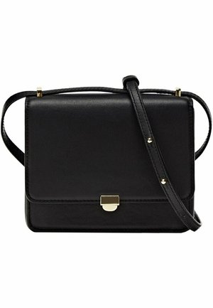 Sac en cuir noir en bandoulière de forme rectangulaire, avec un fermoir en métal doré et une bandoulière ornée de petites touches dorées.