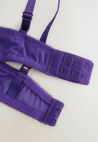 Lilla bh med hægte og øje lukning, justerbare stropper og bølget kant. Har glat, blødt stof med et sømløst design.