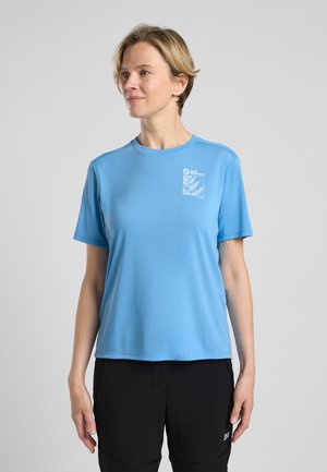 Lichtblauwe t-shirt met korte mouwen en een ronde hals. Heeft een klein wit gedrukt ontwerp op het gebied van de linkerborst. Gemaakt van een zachte stof.