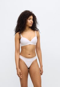 Ροζ σουτιέν με καλυμμένα μπούστα και ρυθμιζόμενους ιμάντες, συνδυασμένο με ταιριαστά εσώρουχα χαμηλής μέσης με υφασμένη μέση.