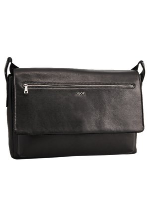 Sac messager en cuir noir avec une poche zippée à l'avant, une sangle réglable et un logo en relief. Texture lisse et forme rectangulaire.