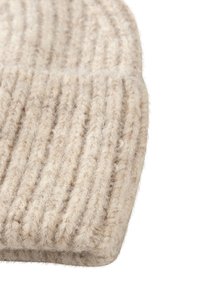 Beige gebreide muts met verticale ribbelstructuur en een zacht, pluizig gevoel. Afronde bovenkant en omgeslagen rand voor extra warmte en comfort.