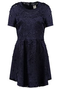 Robe courte en dentelle bleu marine avec motifs floraux, manches courtes, taille cintrée et encolure ronde.