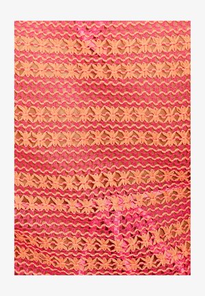 Tissu au crochet rose et orange avec des rangées horizontales de motifs floraux et de mailles créant un effet de dentelle texturé.