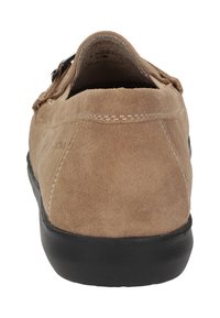 Suede Slipper in Hellbraun mit einer schwarzen Gummi-Sohle. Merkmale sind ein abgerundeter Rücken, Nähdetails und ein einfacher Metallakzent an der Seite.
