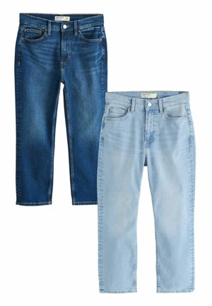 Zwei Paar kurz geschnittene Slim-Fit-Jeans, eines aus dunkelblauem Denim und das andere aus hellblauem Denim, auf weißem Hintergrund präsentiert.