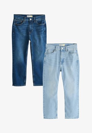 Két pár rövidített, vékony fazonú farmernadrág: az egyik sötétkék farmeranyagból, a másik világoskékből, fehér háttéren bemutatva.