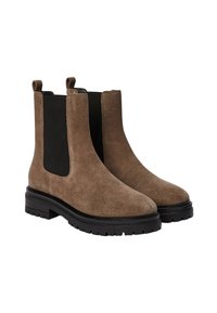 Bottines en suède marron avec des panneaux latéraux élastiques noirs, bout arrondi et semelle en caoutchouc noir à rainures. Deux tirettes à l'arrière.