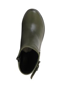 Botte de cheville verte en cuir lisse, avec un bout arrondi, un léger éclat et une accentuation par une boucle sur le côté. L'intérieur est doublé d'un matériau sombre.