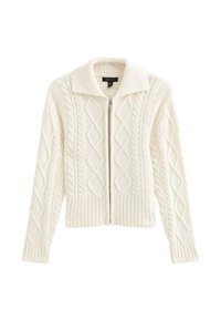 Witte gebreide cardigan met een hoge kraag, ritssluiting en een gekruist kabelpatroon. Bevat ribbels aan de mouwen en onderkant.