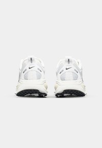 Nike Performance VOMERO 18 - Tenisice za cestovno trčanje - summit white/black/coconut milk