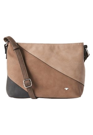 Crossbody taske med justerbar rem, der har diagonale farveblokke i beige, brun og mørkegrå med en lille sølvlogo-detalje.