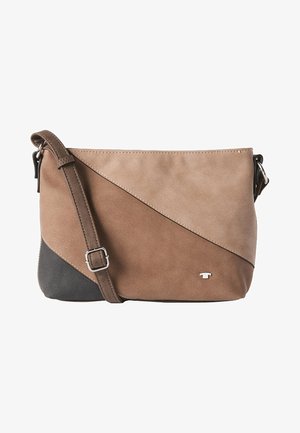 Crossbody taske med justerbar rem, der har diagonale farveblokke i beige, brun og mørkegrå med en lille sølvlogo-detalje.