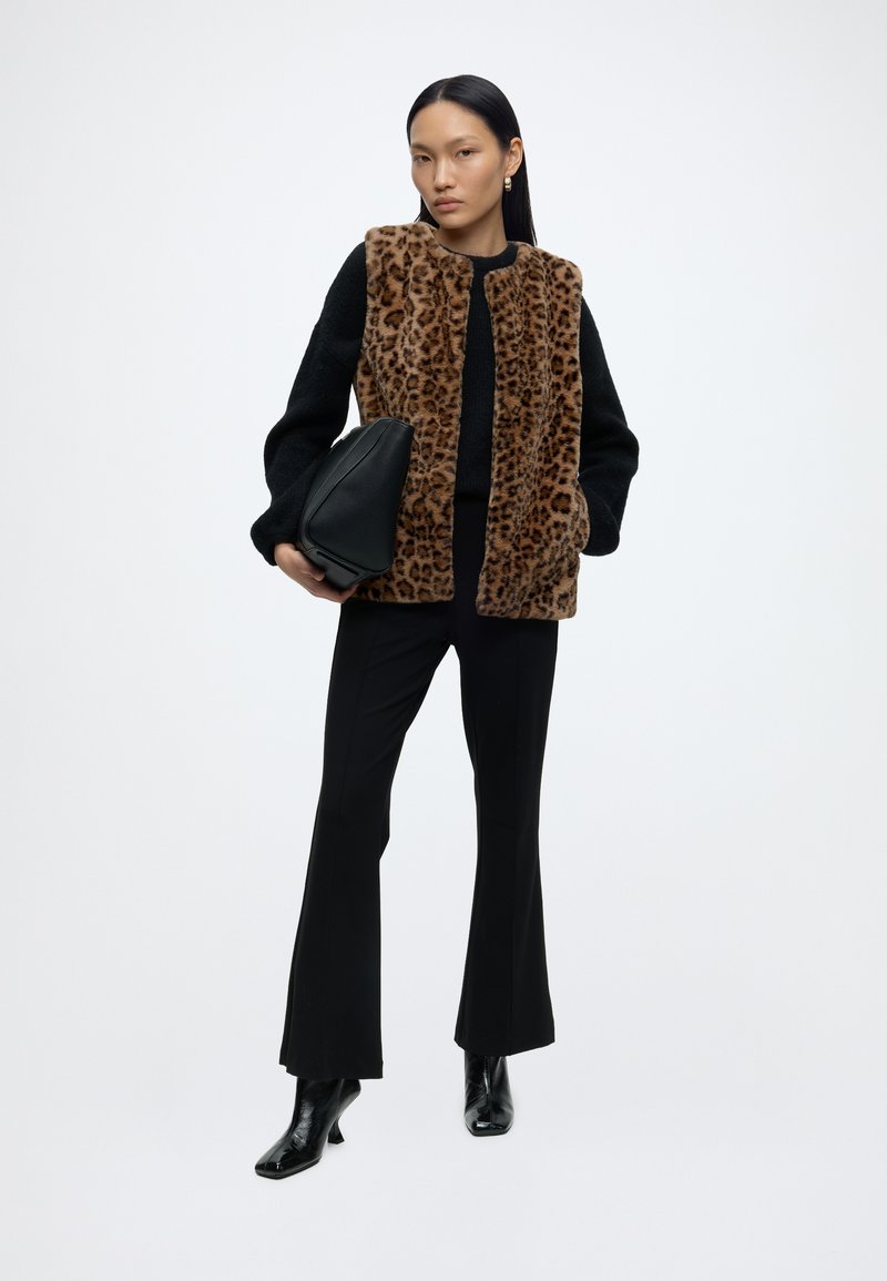 DKNY COLLARLESS FAUX FUR VEST - Waistcoat - leopard/woodsmoke 