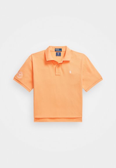 Polo de manga curta em algodão laranja brilhante, com uma pala de botão dupla e um pequeno logótipo bordado no lado esquerdo do peito.