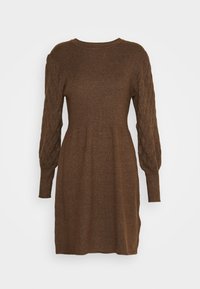 Robe en tricot marron avec un corsage côtelé et des manches ballon texturées en maille torsadée. La robe a une coupe décontractée et un col arrondi.