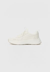 Weiße Sportsneaker mit einem glatten Leder-Obermaterial, gepolsterter Sohle, strukturierten Akzenten und Schnürverschluss. Minimalistisches Design.