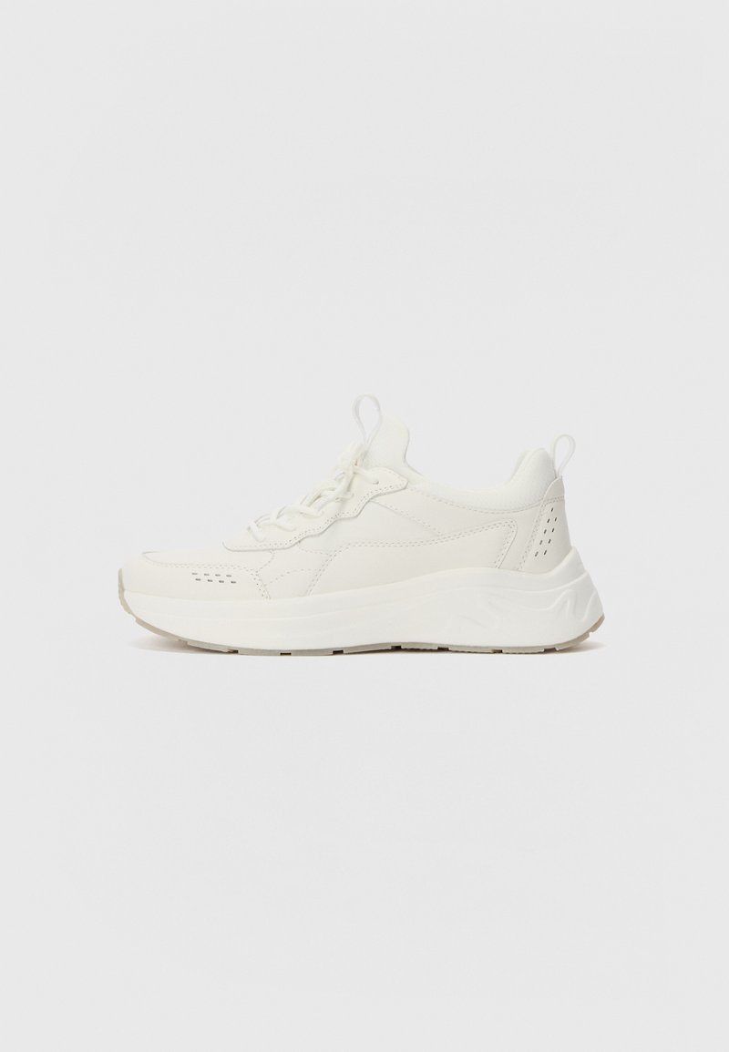 Weiße Sportsneaker mit einem glatten Leder-Obermaterial, gepolsterter Sohle, strukturierten Akzenten und Schnürverschluss. Minimalistisches Design.