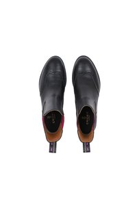 Stivaletti in pelle nera alla caviglia con elastico laterale, texture liscia, interno in contrasto rosso e viola, e cuciture decorative lungo i bordi.