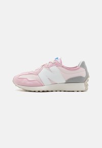 Sneaker rosa e bianca con una parte superiore in camoscio e rete, caratterizzata da un prominente logo "N" bianco, dettagli grigi e una suola in gomma beige.