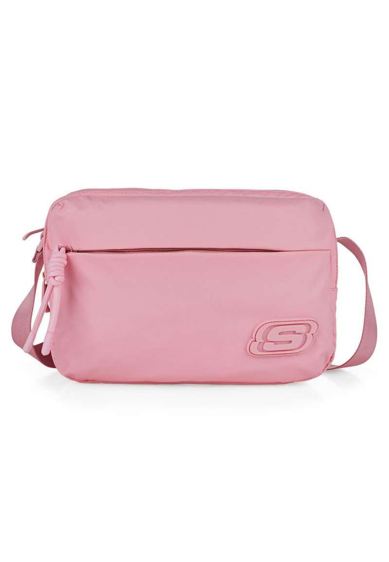 Bolso bandolera rosa hecho de nylon suave, con un bolsillo frontal con cremallera y un logotipo desbastado en el lateral. Incluye una correa ajustable.
