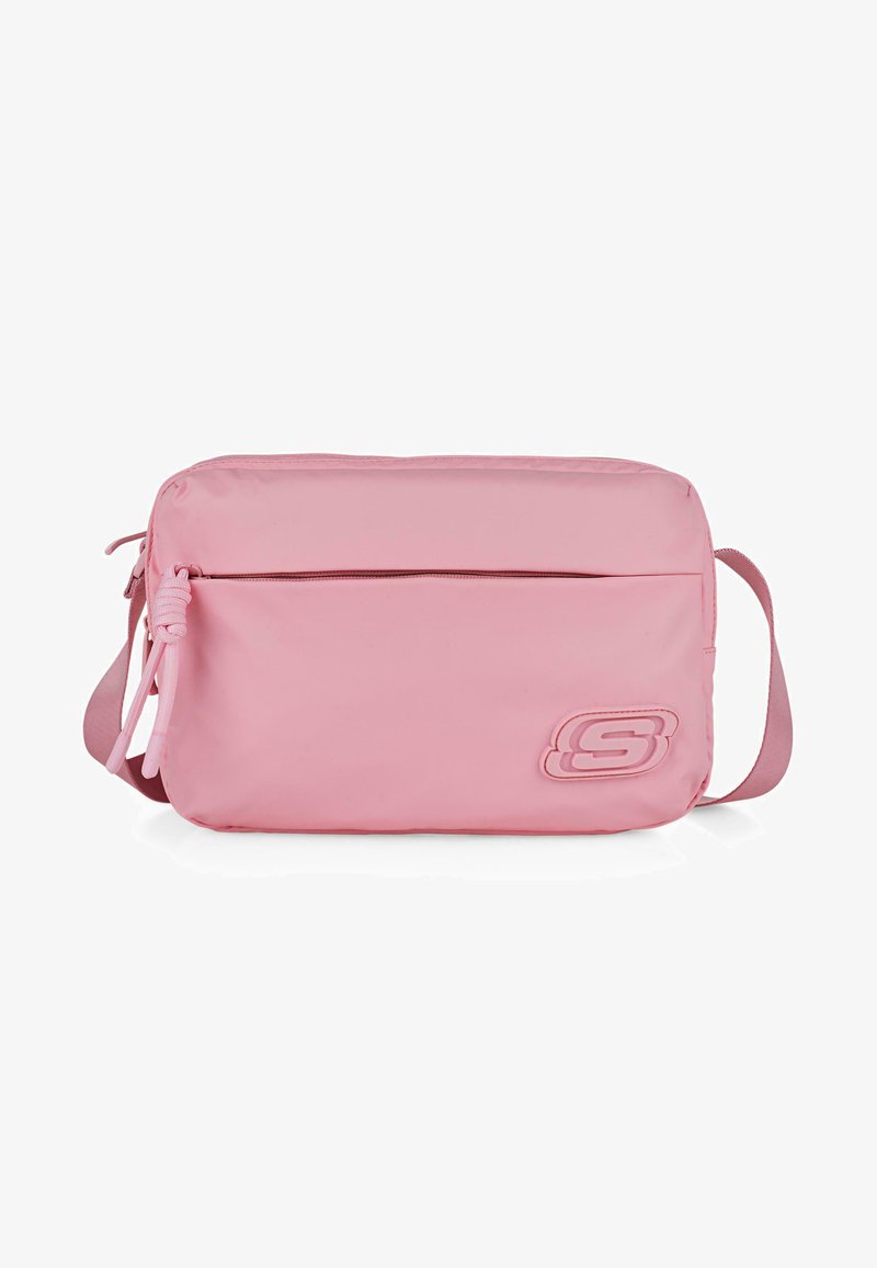 Bolso bandolera rosa hecho de nylon suave, con un bolsillo frontal con cremallera y un logotipo desbastado en el lateral. Incluye una correa ajustable.