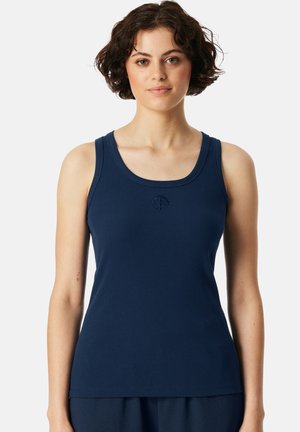 Donkerblauw geribbelde tanktop met een ronde halslijn en een geborduurd logo op de borst. Zachte textuur, aansluitend ontwerp en zonder mouwen.