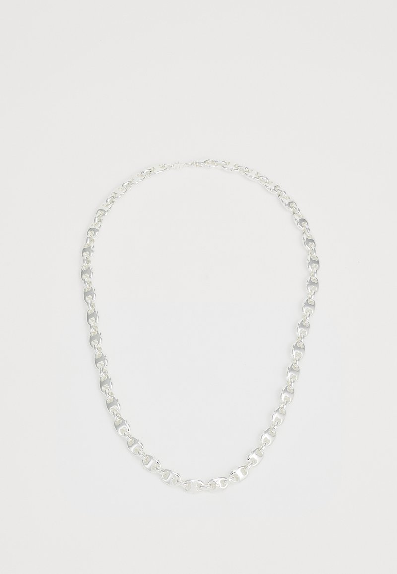 Collana in argento con anelli ovali; texture lucida e liscia; design simmetrico; spaziatura uniforme tra gli anelli.
