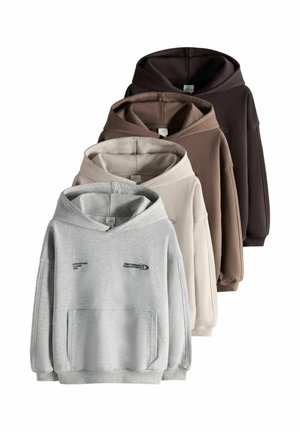 Cuatro sudaderas con capucha en gris, beige, marrón y marrón oscuro, apiladas con bolsillos delanteros tipo canguro y pequeños logotipos de texto en el pecho.