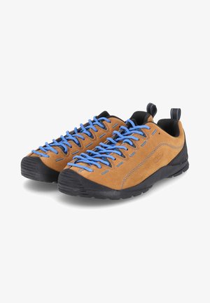 Sapatos de camurça castanho com atacadores azuis; design elegante; biqueira e sola em borracha preta; apresentam costuras subtis e uma alça na parte de trás.