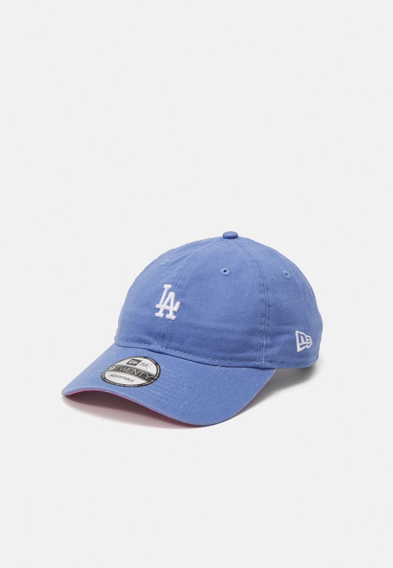 Helles blaues Baseballcap aus Baumwolle. Hat ein weiß gesticktes LA-Logo, einen gebogenen Schirm und einen verstellbaren Riemen.