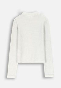 Biała prążkowana bluzka z długim rękawem i kołnierzykiem polo, z krótkim dołem. Materiał jest delikatny i jednolity, z subtelnym połyskiem.