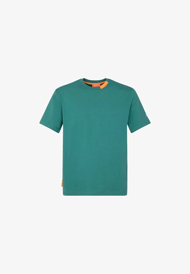 T-shirt in cotone teal con collo tondo, maniche corte e dettagli arancioni sul collo e sull'orlo. Tessuto liscio e vestibilità rilassata.