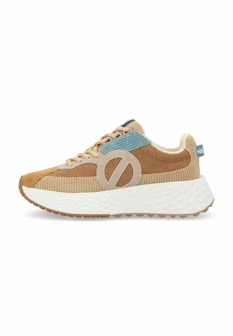 Sneaker in corda di colore marrone e beige con un accento blu, dettaglio a ritaglio circolare, suola bianca imbottita e suola esterna con grip testurizzato.