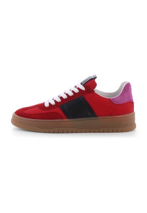 Trainers - red
