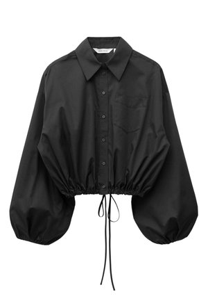 Camicia nera con bottoni, maniche balloon oversize, una tasca sul petto e vita aderente con coulisse regolabile.